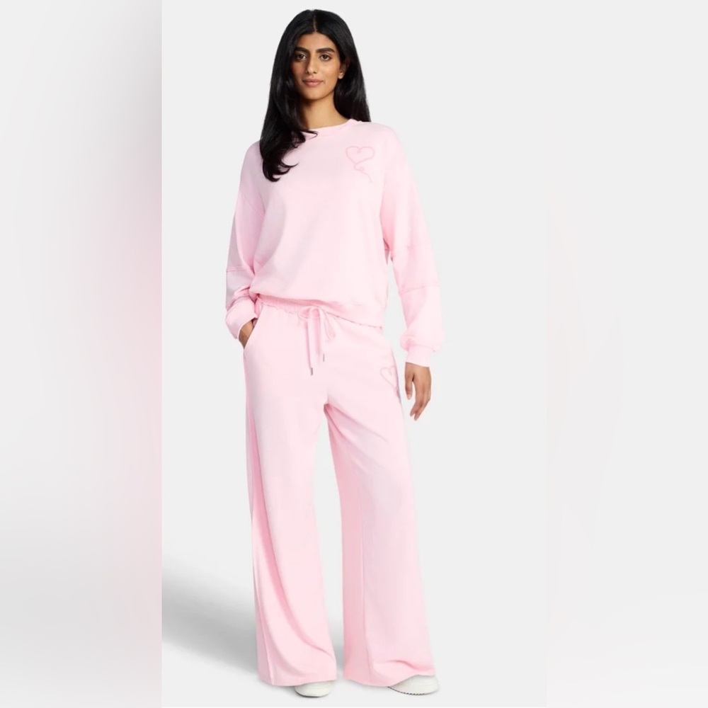 Valentine's Day Women's Heart Lasso Graphic Fleece 2 piece set (small/medium)